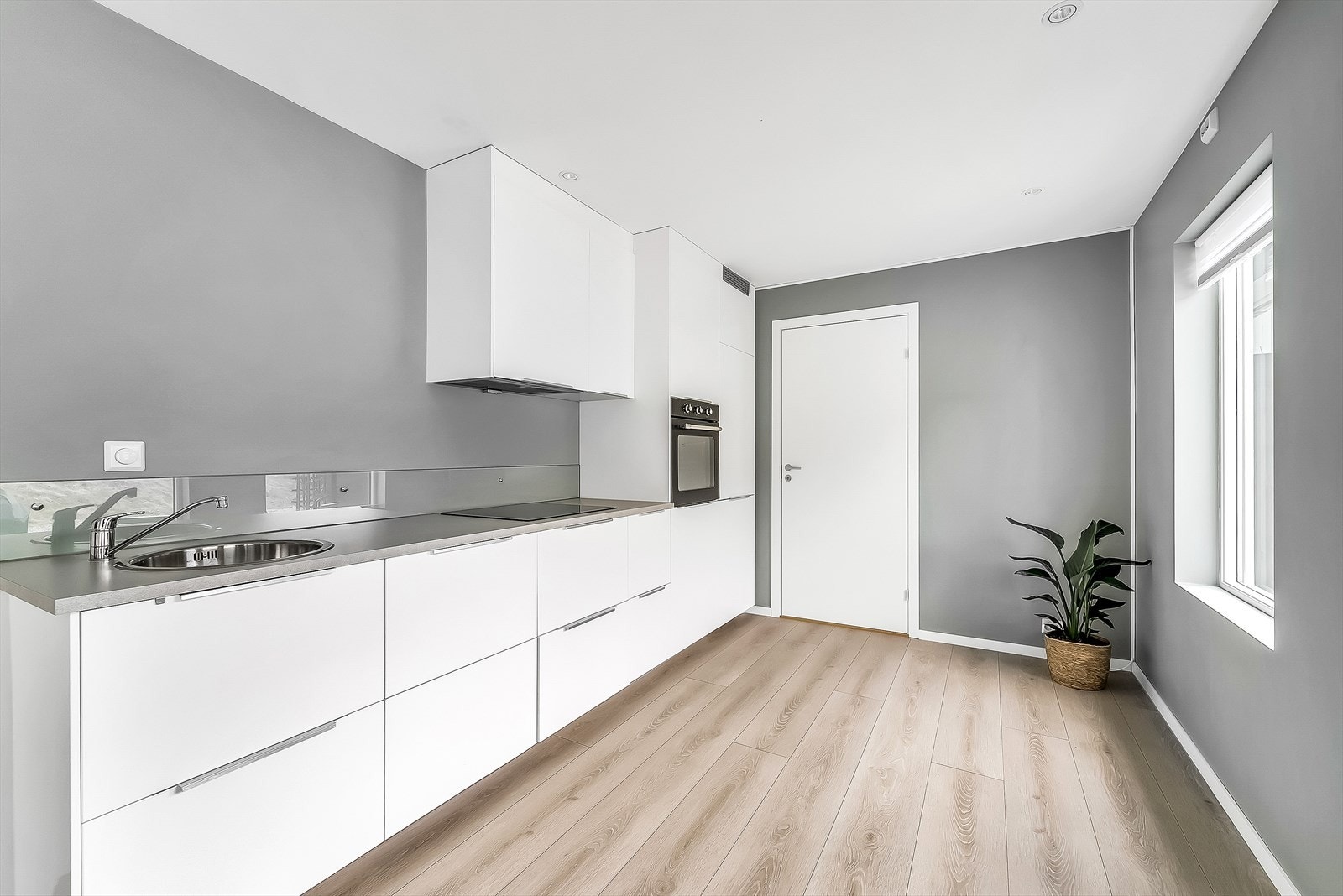 I hybeldelen er det et pent Ikea kjøkken med alle hvitevarer integrert. Dør inn til hoveddelen. Galleribilde