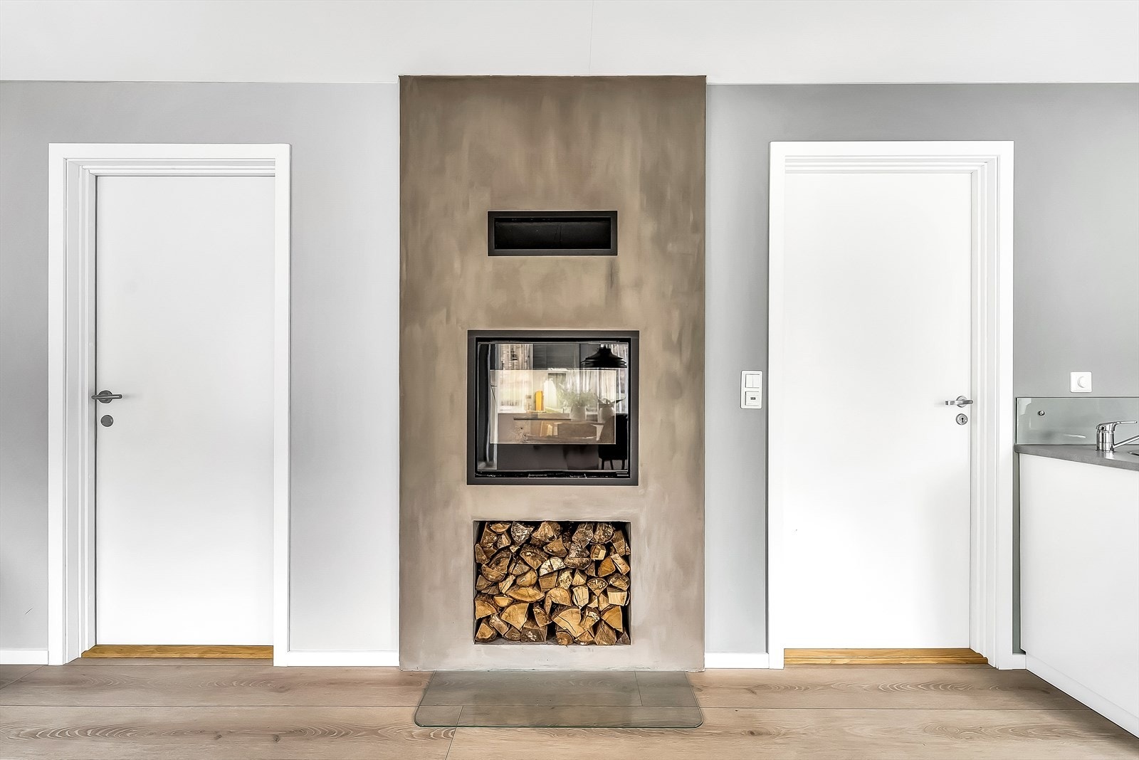 Flott vedovn i stua til hybeldelen. Ovnen gir godt med varme og stemning til rommet. Galleribilde