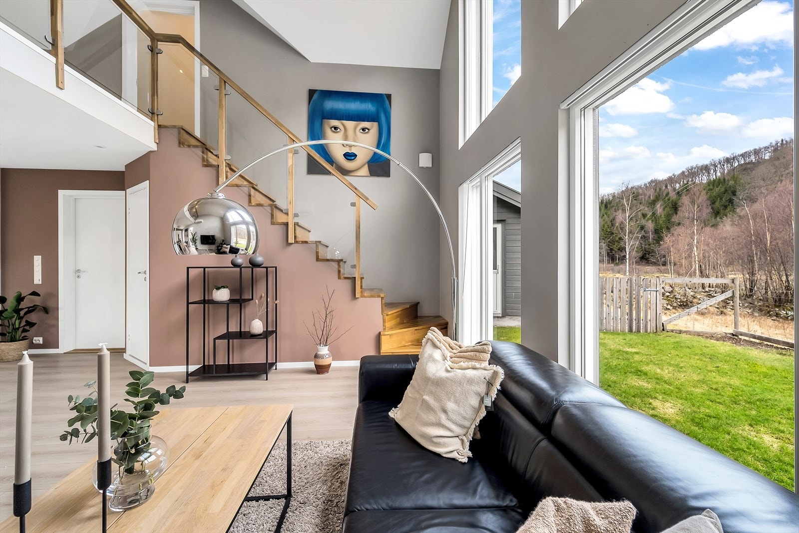 Takhøyden i deler av stua gir rommet en god atmosfære. Galleribilde