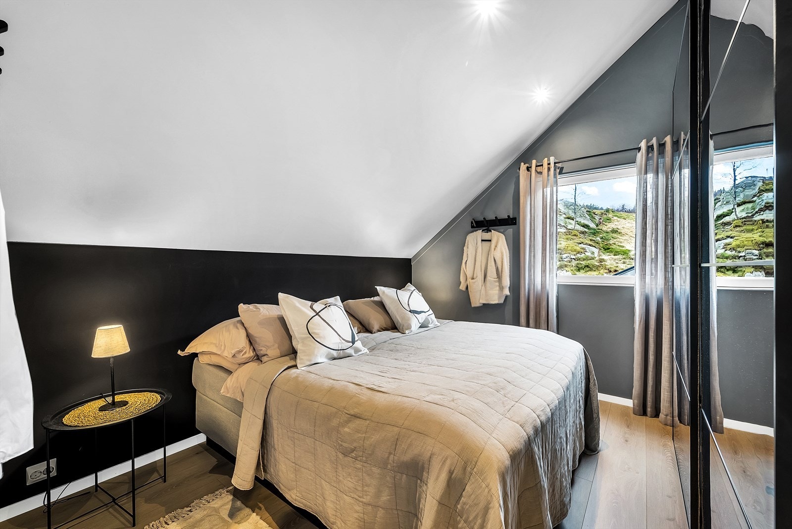 Soverom nr. 2 ligger på loftet i nybygget Galleribilde