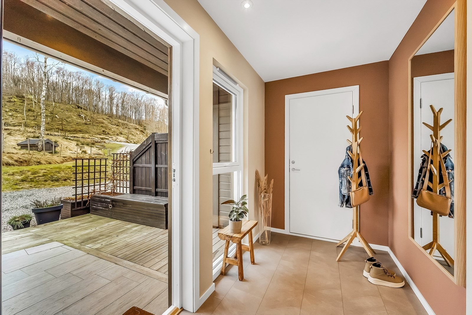 Entré med avkledningsplass. Dør inn til hybeldelen. Galleribilde