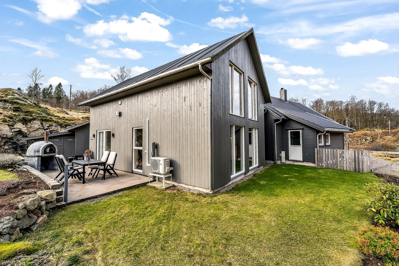 Trivelige uteplasser rundt på eiendommen. Galleribilde