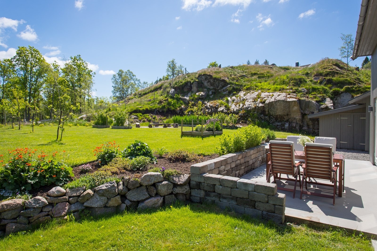 Sommerbilde - flott opparbeidet hage med stauder og beplantning. Galleribilde