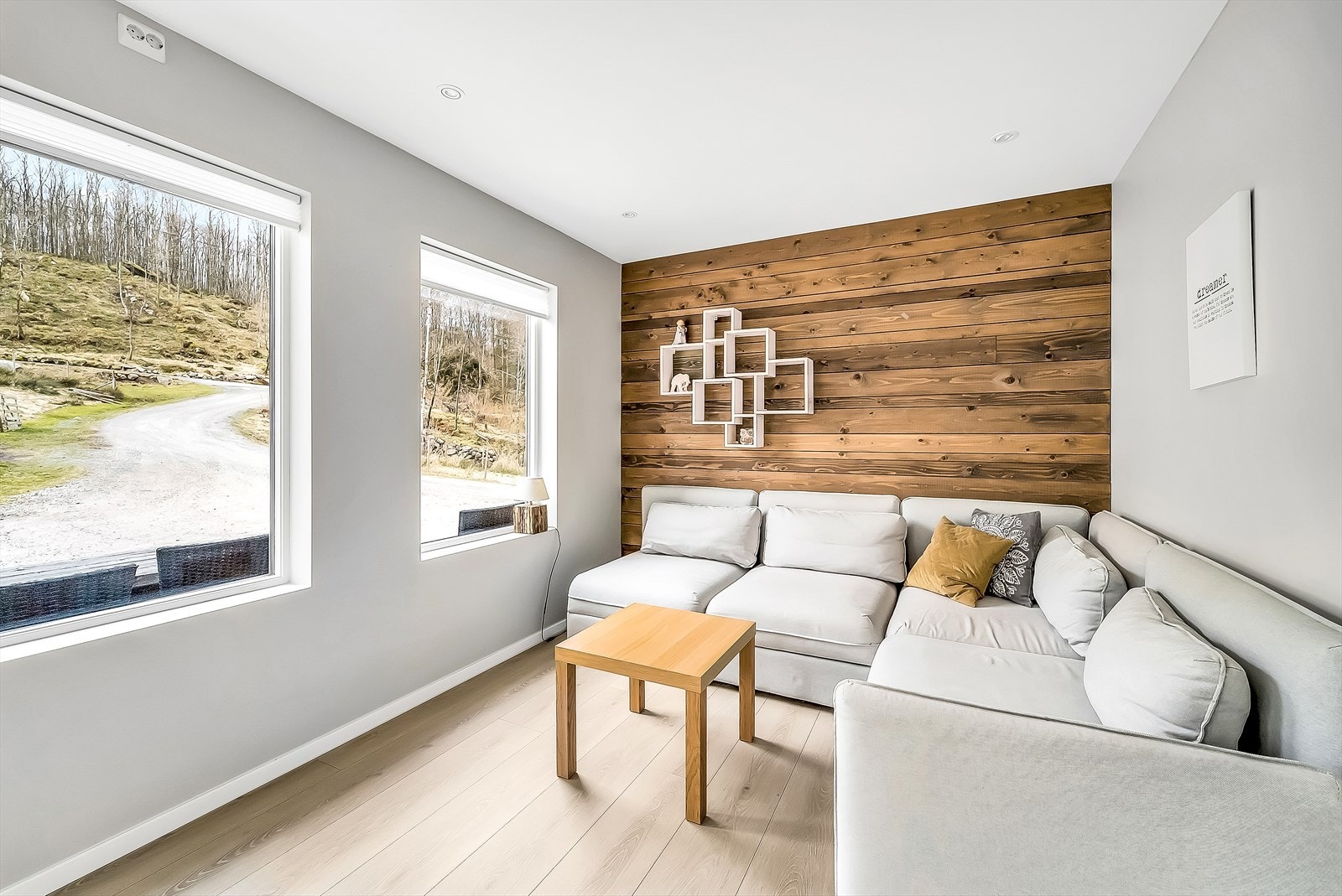 Brytningsvegg i treverk gir rommet dybde. Galleribilde