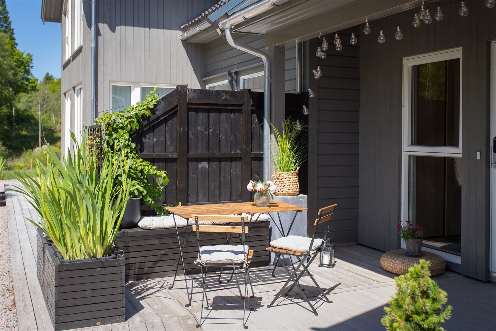 Stemningsfullt innredet uteplass ved inngangspartiet til boligdelen. Galleribilde