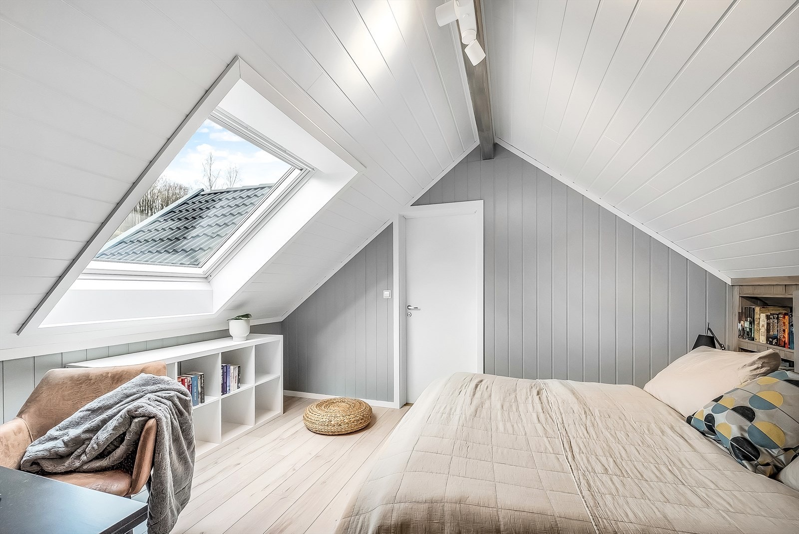 Boligen har 4 soverom. Soverom 1 ligger på loftet i nybygget med eget walk-in-closet. Galleribilde