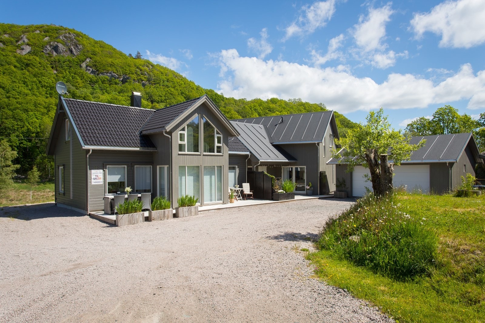 Eiendommen ligger i landlige omgivelser omgitt av et frodig landskap. Galleribilde