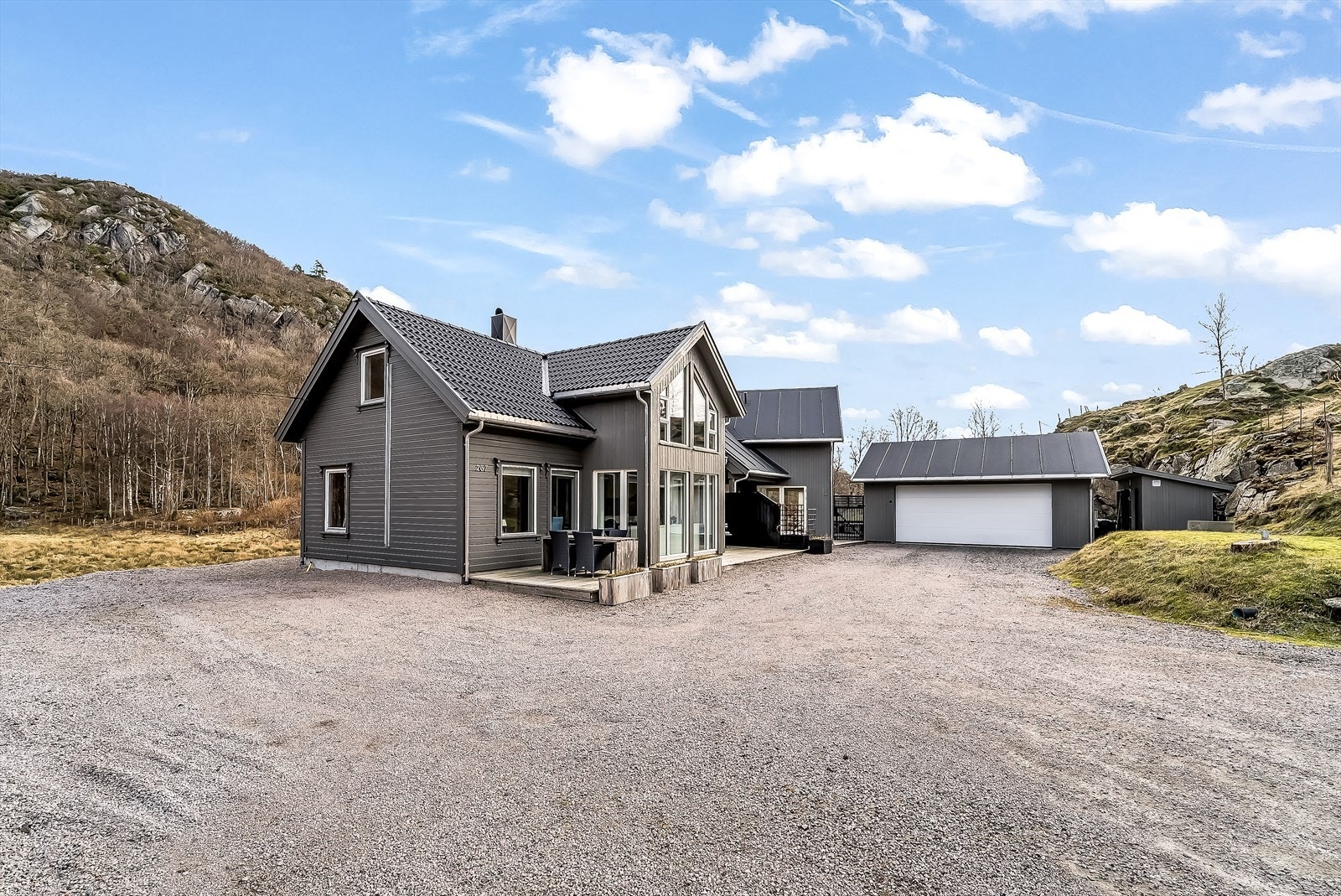 Stort gruslagt tun med gode parkeringmuligheter. Galleribilde