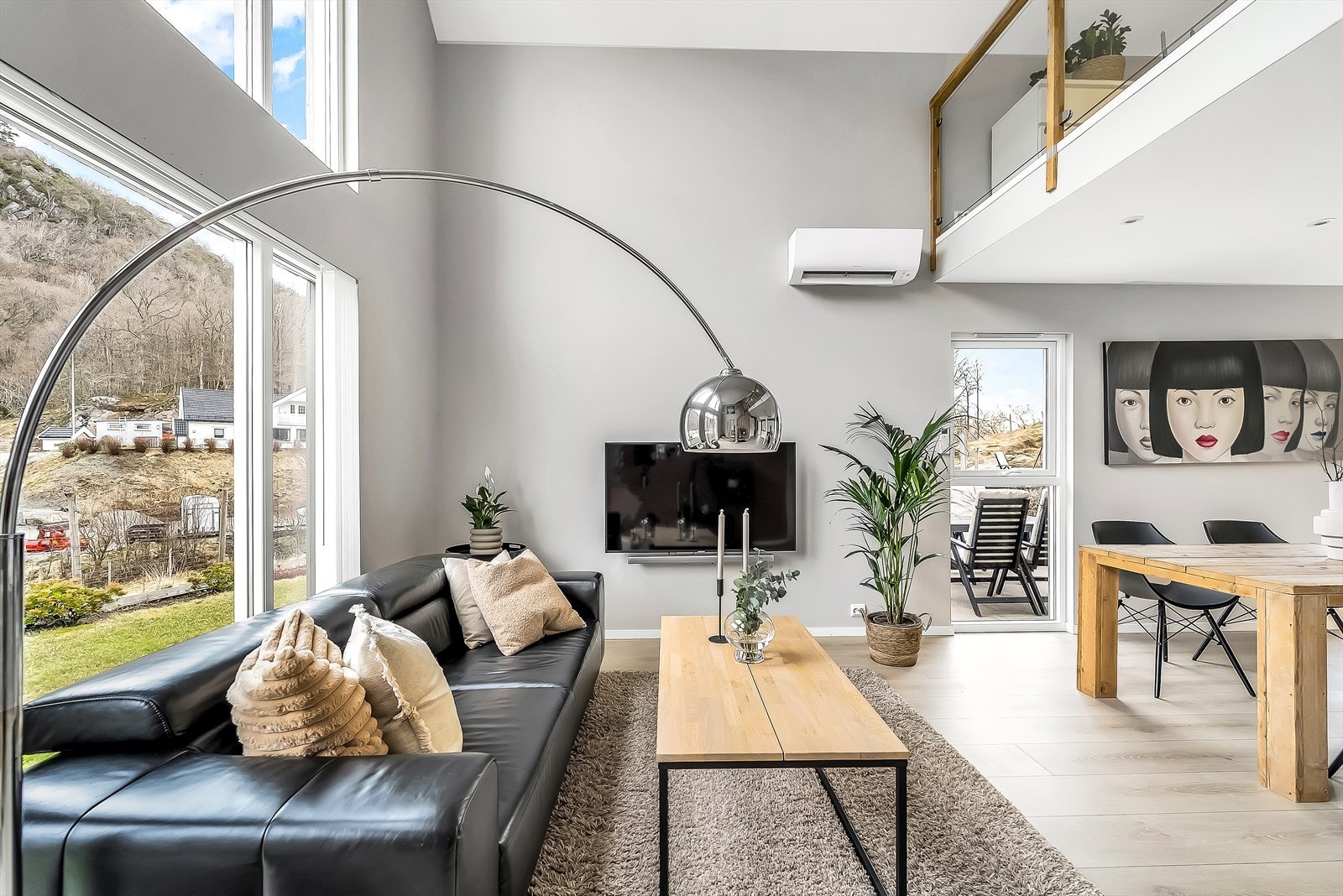 Delikat og pent innredet stue med ekstra god takhøyde i deler av rommet. Galleribilde