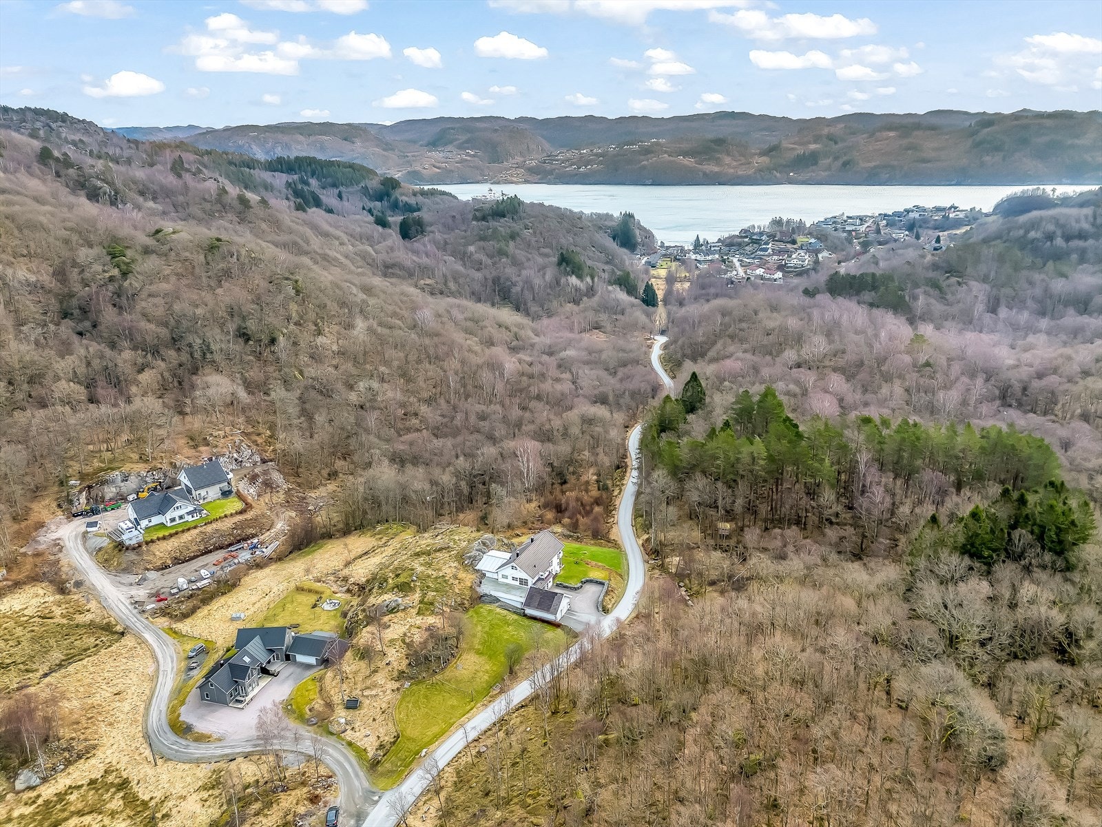 Eiendommen ligger ca. 6 km fra Lyngdal sentrum. Galleribilde