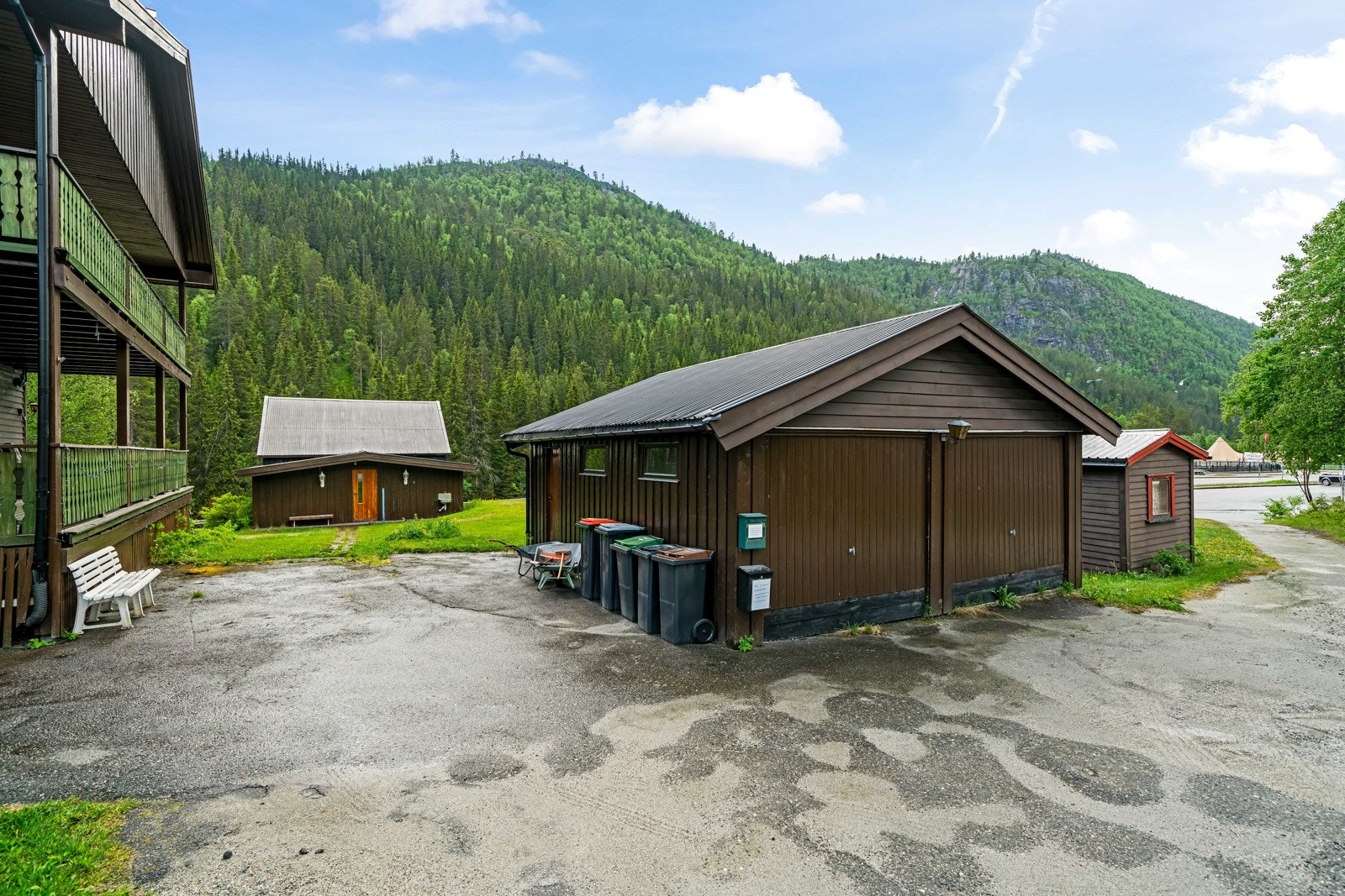 Garasje med utleieboligen i bakgrunnen. Galleribilde