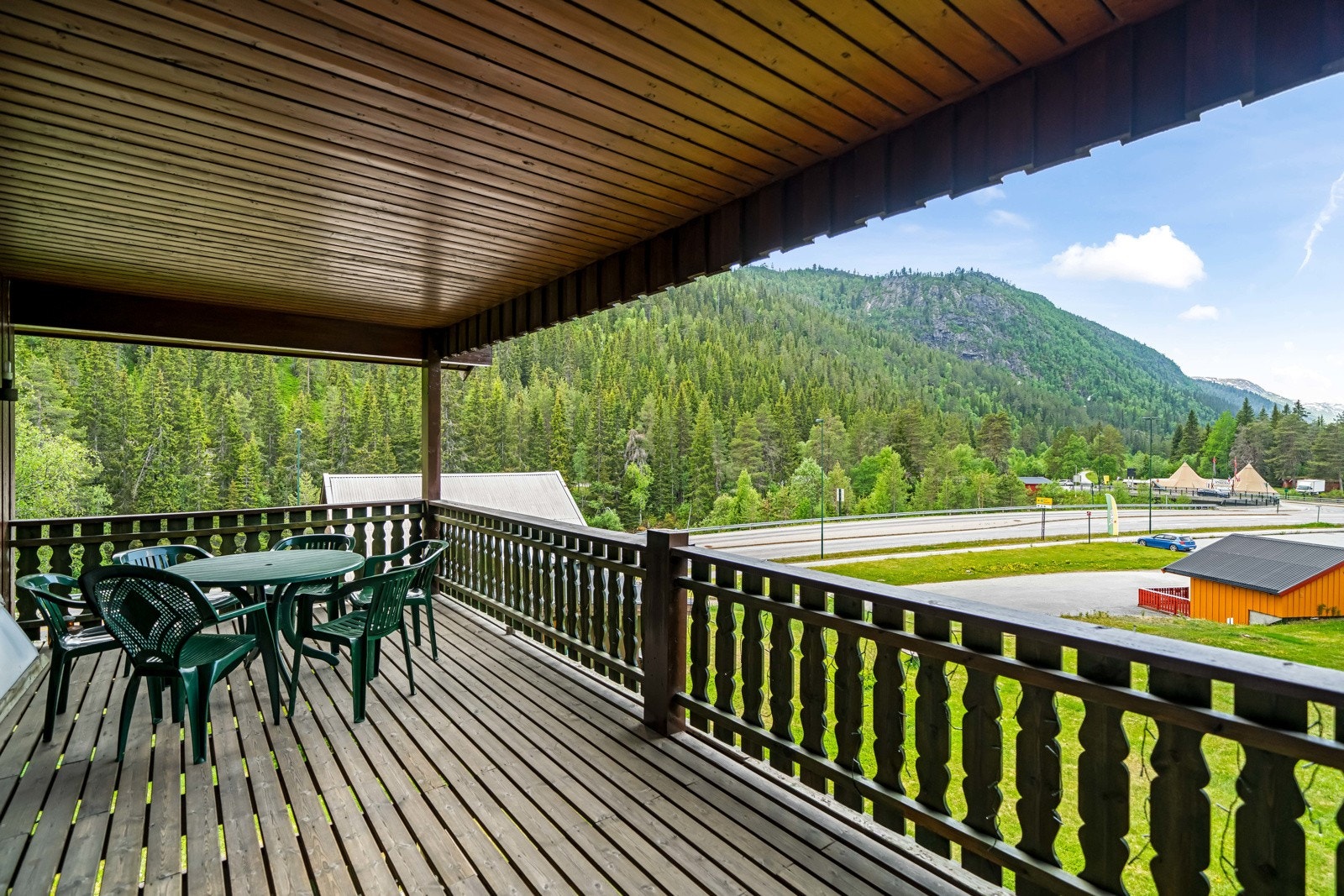 Veranda med utgang fra stue i 2 etasje. Galleribilde
