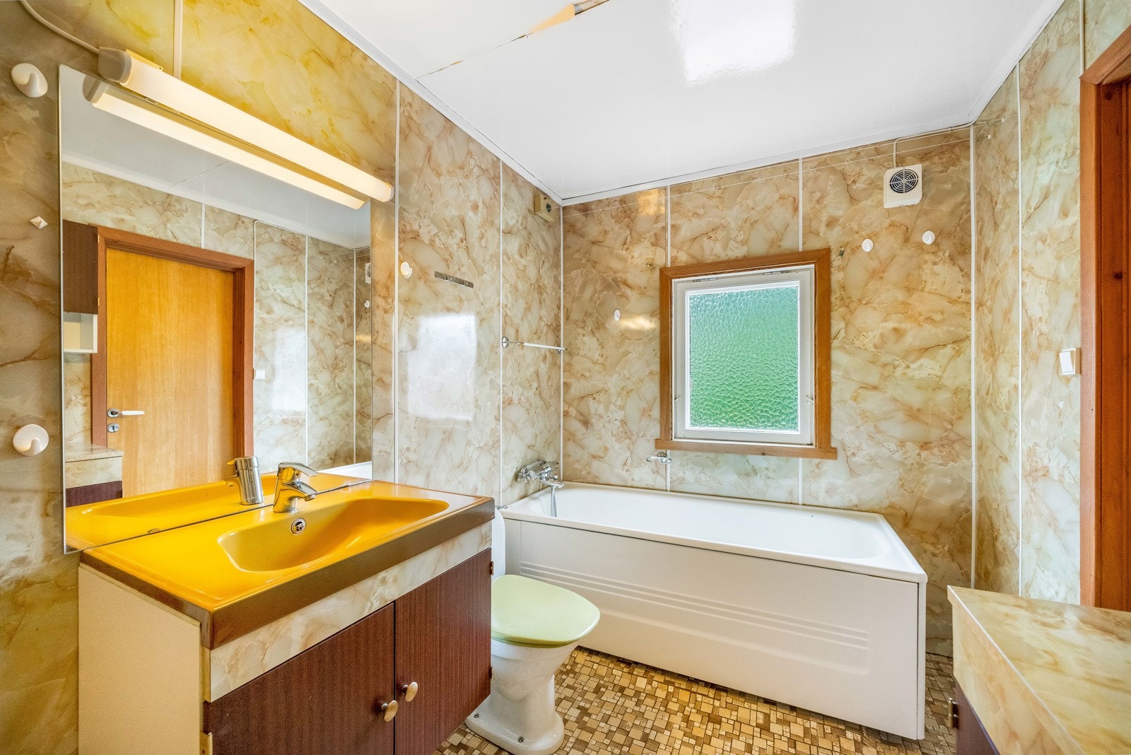 Badet i 1 etasje med tilknytning til hovedsoverom. Galleribilde