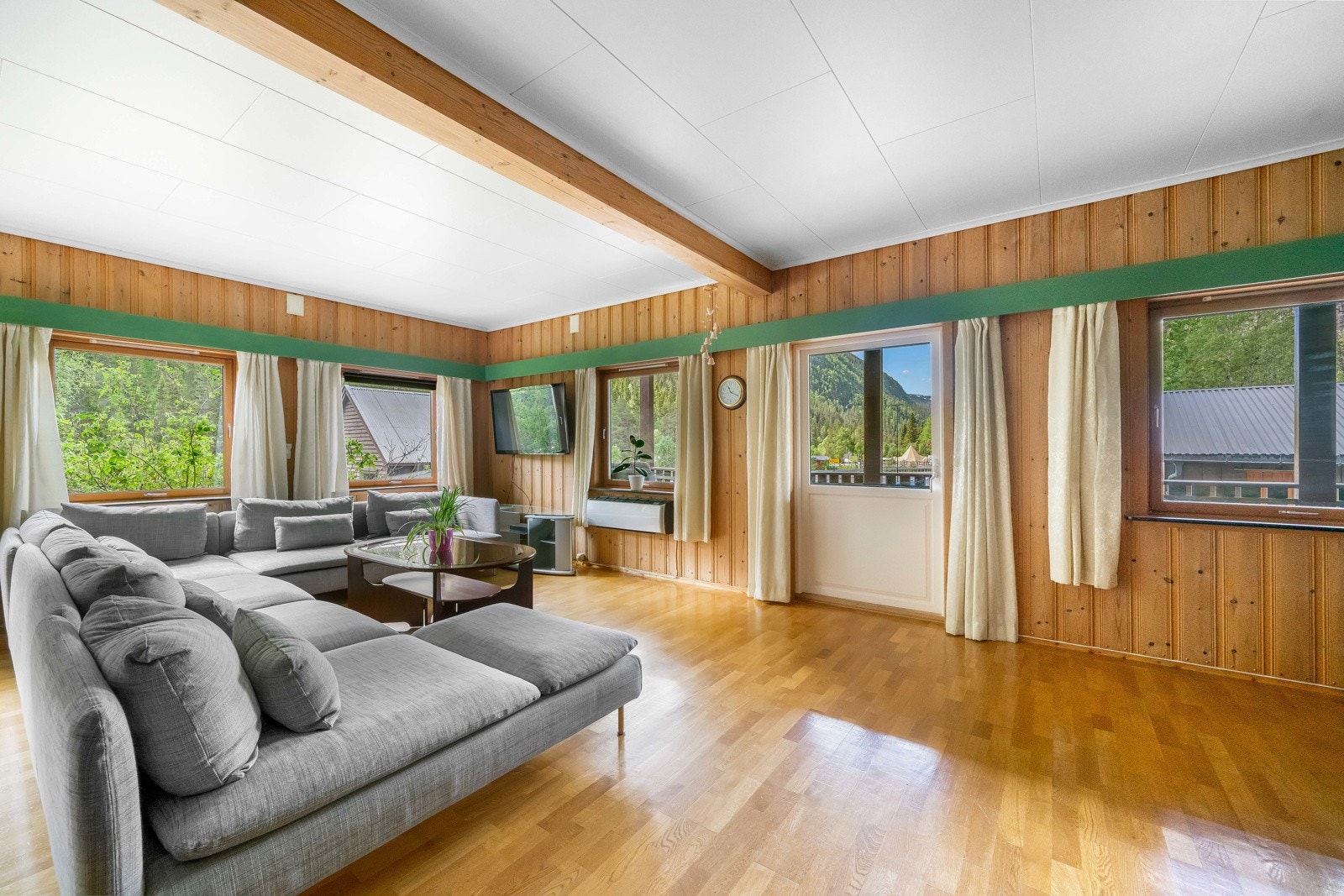 Stue i 1. etasje med utgang til veranda. Galleribilde