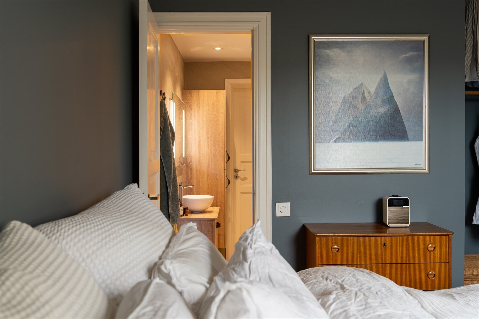 Her kan du spasere rett fra soverommet og inn på badet om morningen. (Badet har også utgang på motsatt side ut mot gangen så gjester ikke må gå gjennom soverommet). Galleribilde