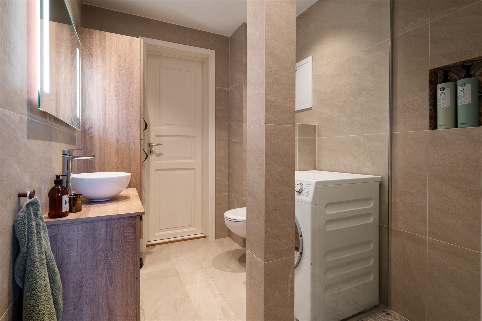 Baderommet har god plass til oppbevaring, opplegg for vaskemaskin og downlights i tak som gir fint lys. Det er også opplegg for vaskemaskin i egen veggnisje som gjør at du får maskinen helt inntil veggen. Galleribilde