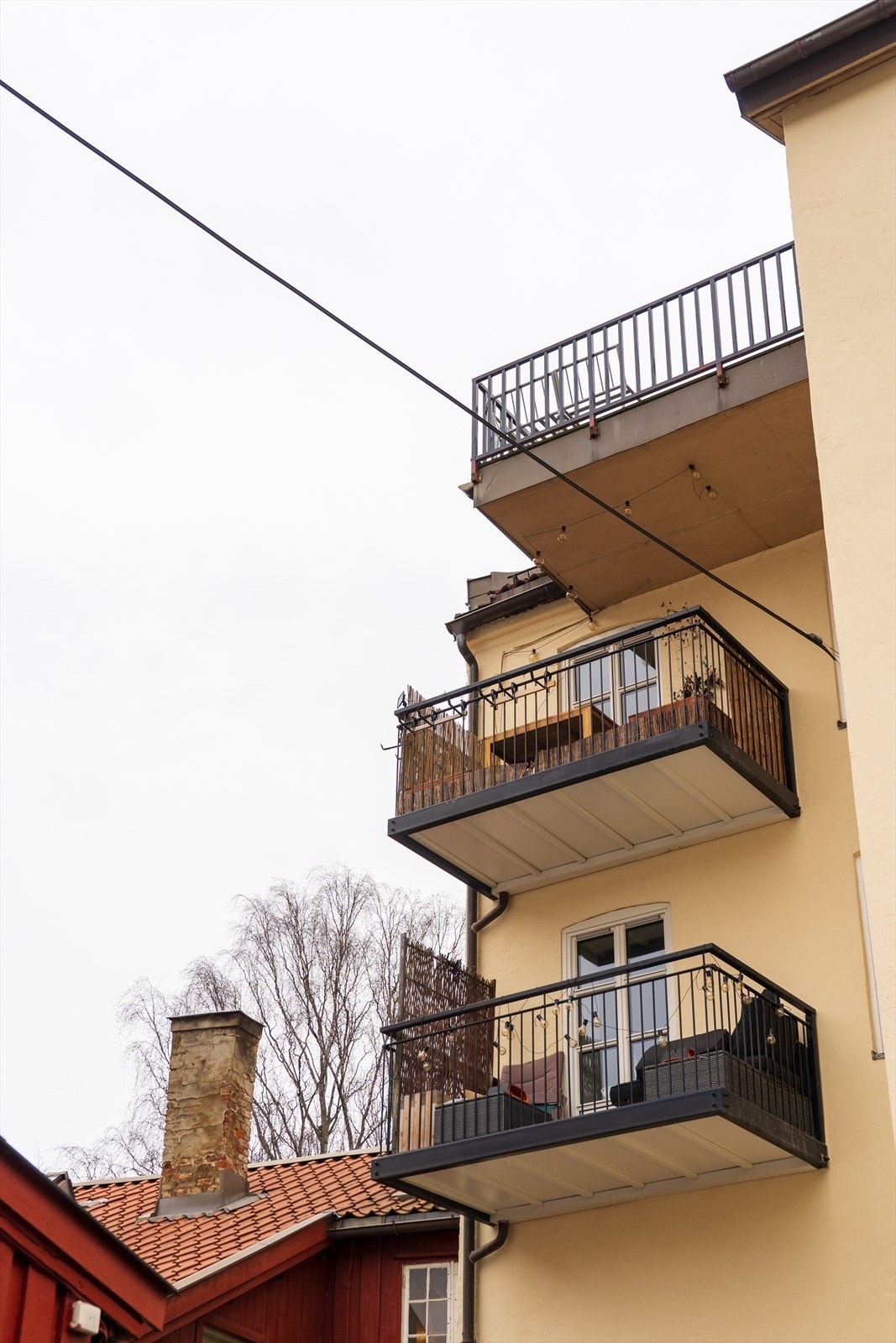 Boligen ligger fint til på toppen av bygget og oppleves utrolig fritt og privat. Galleribilde