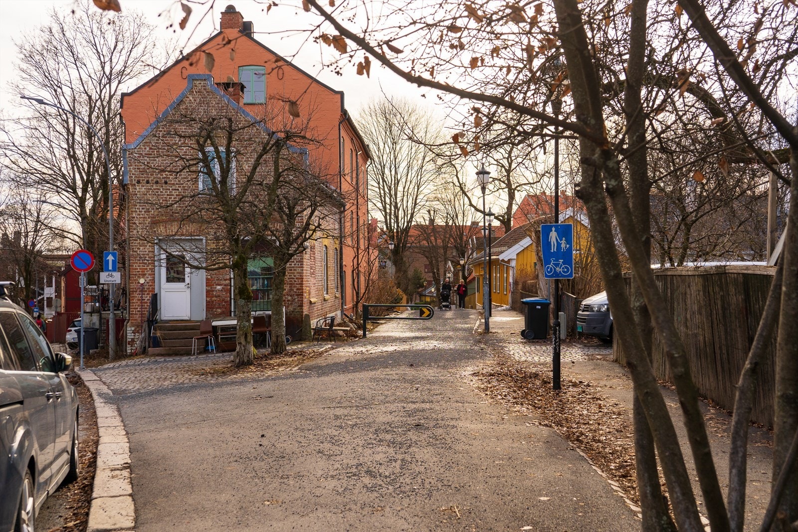Her kommer du rett ut i noe som kan minne om folkemuseet med små koselige hus kombinert med stilfulle eldre gatelykter. Galleribilde