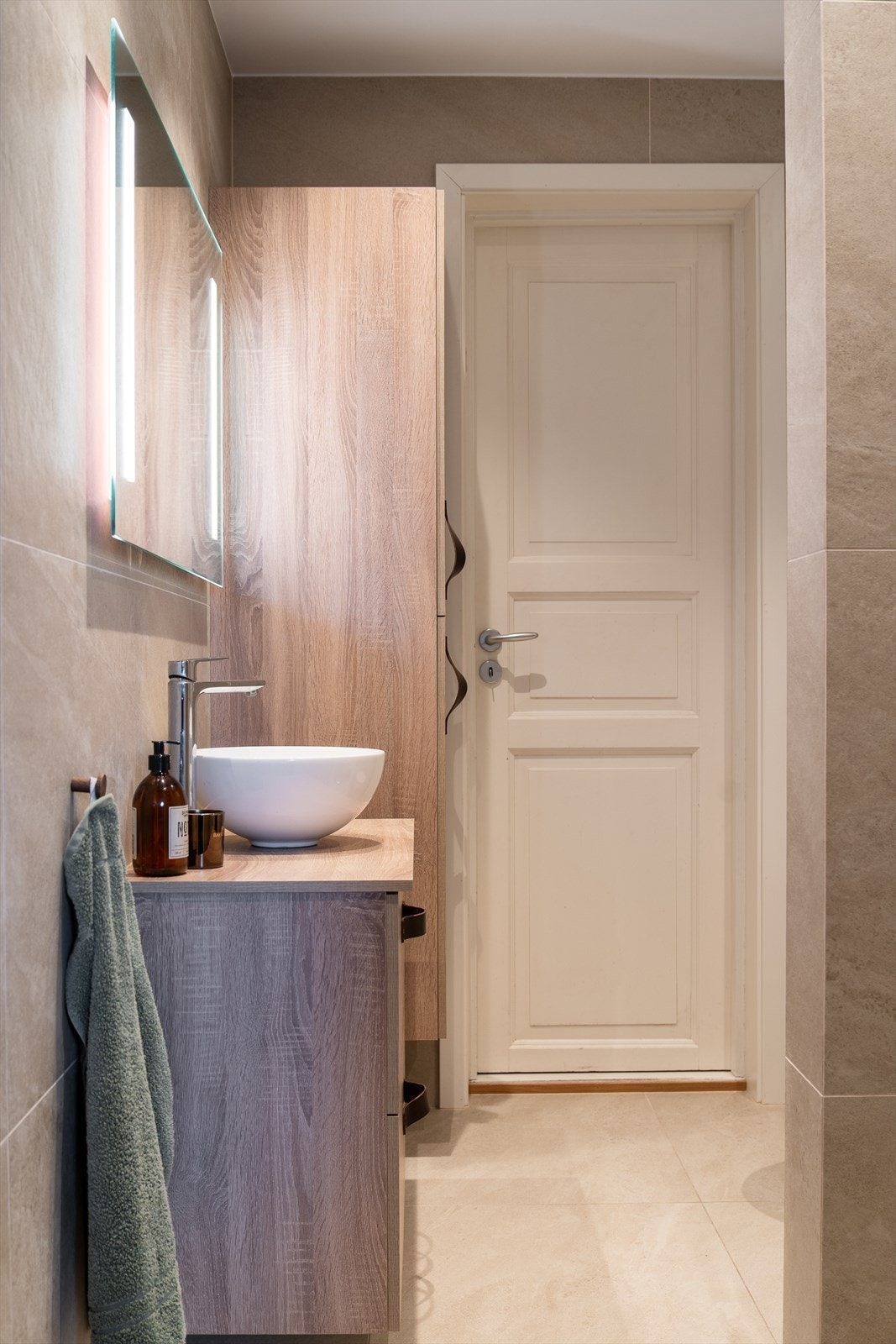 Døren ved servanten går ut mot gangen sånn at middagsgjester kan bruke badet uten å gå gjennom soverommet. Galleribilde