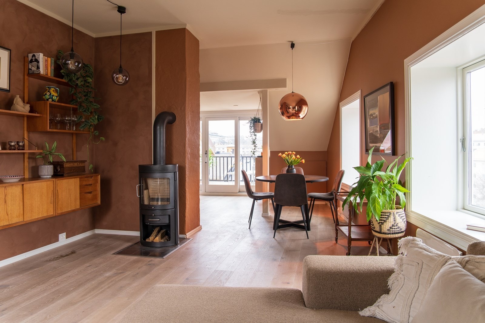 En rålekker toppleilighet med kjøkken fra 2020, bad fra 2023 samt stor og solrik takterrasse med utsikt til både Holmenkollen og Grefsenkollen! Galleribilde