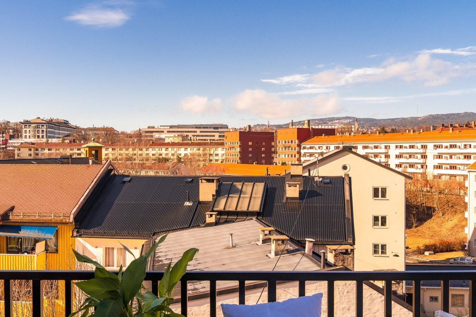 Her kan du sitte hele kvelden med fantastisk utsikt både dag og kveld over alle bylysene opp mot Kollen. Galleribilde