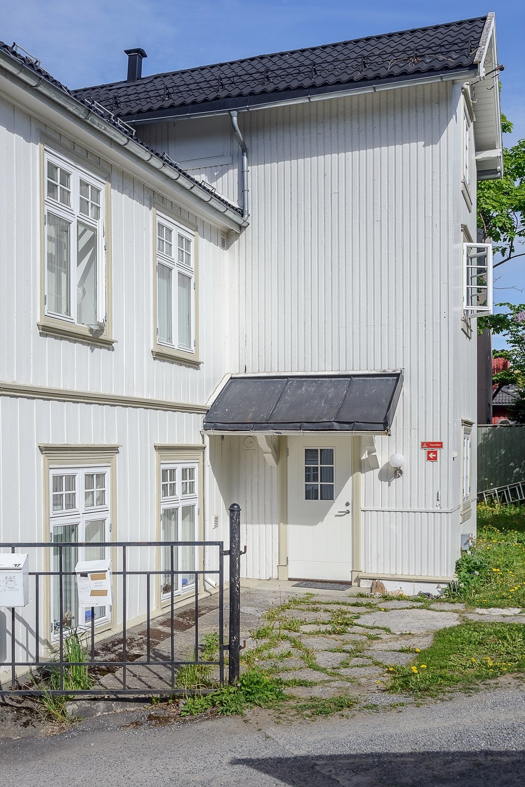 Leilighetene har felles adkomst fra hyggelig bakgård, tilbaketrukket fra gata Galleribilde
