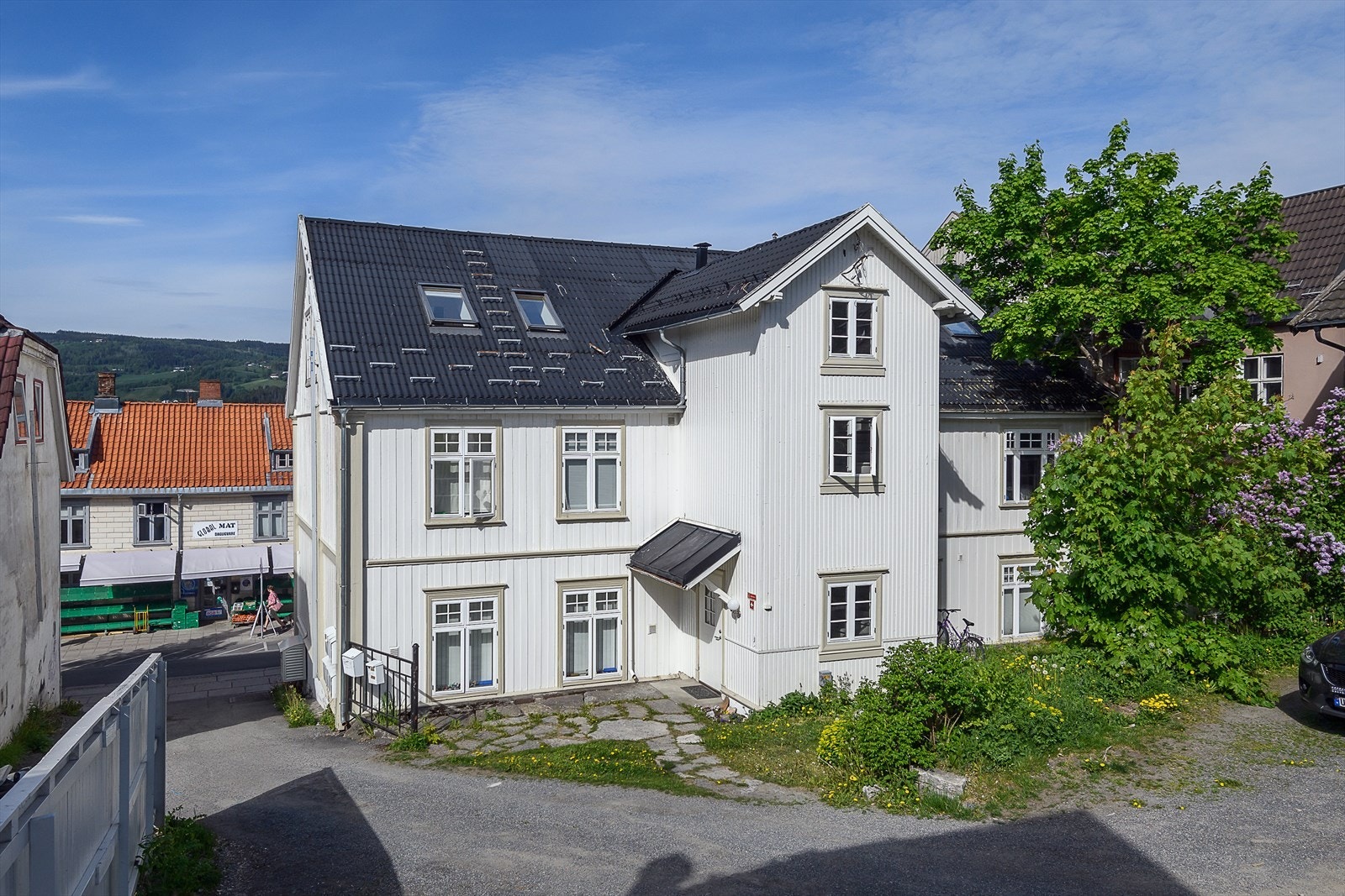 Leiligheten disponerer en parkeringsplass i bakgården Galleribilde