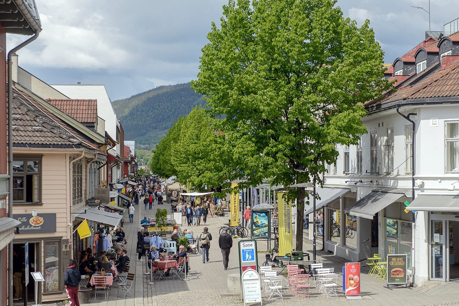 Få skritt inn til gågata, med fortauservering, handel og yrende liv Galleribilde