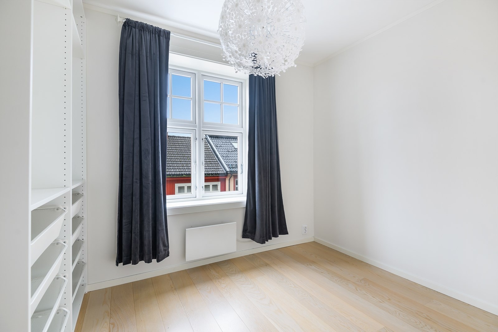 Hovedsoverommet er malt i lyse farger Galleribilde