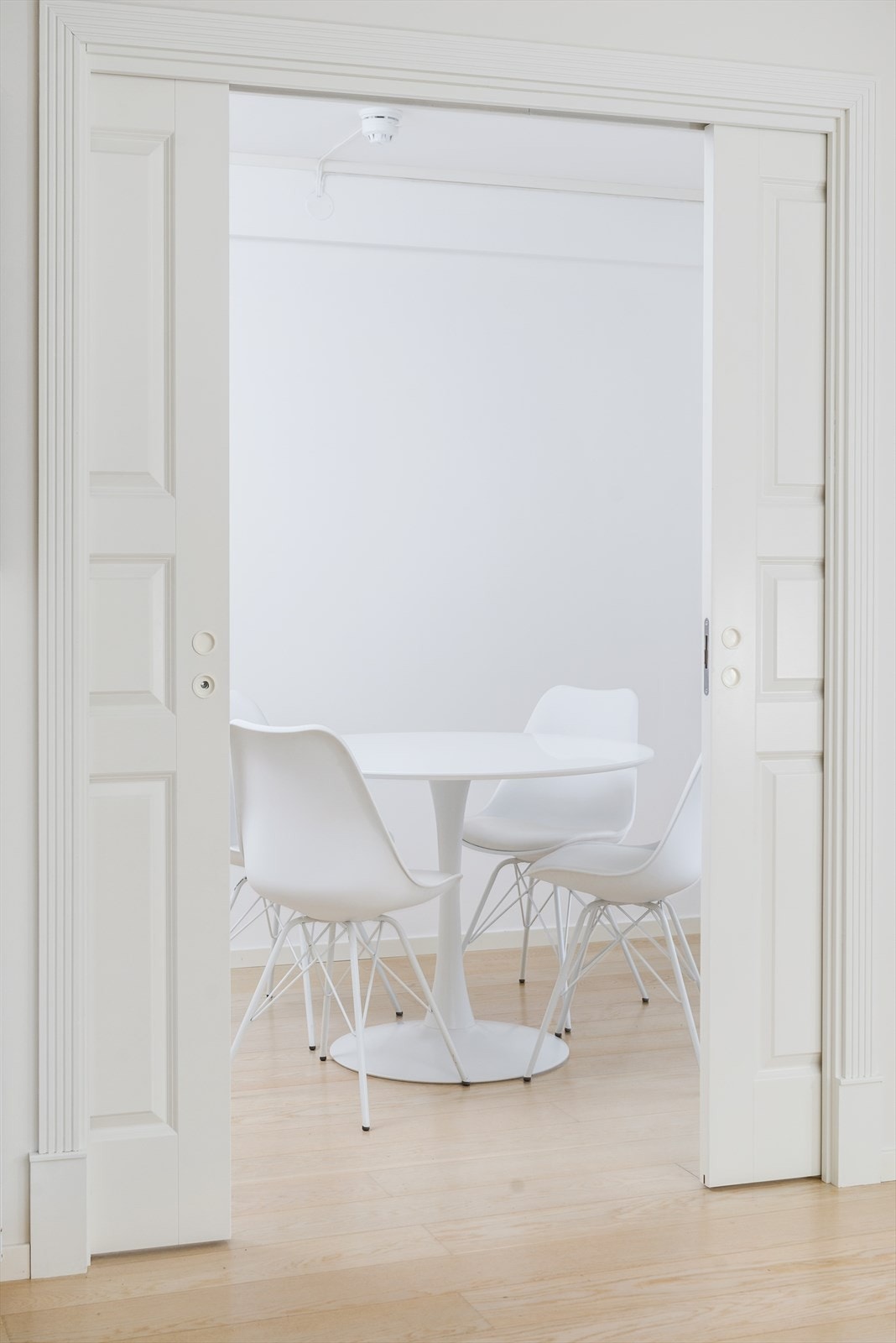 Det er to soverom i leiligheten, hvorav et i dag er benyttet som spisestue Galleribilde