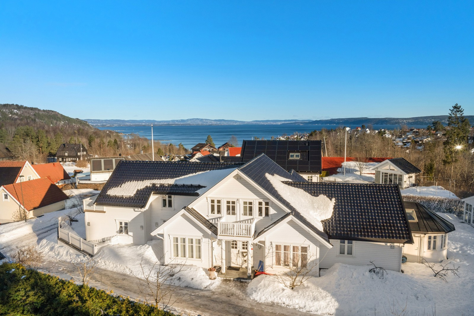 Tiltalende og innholdsrik villa - garasje for tre biler - stor terrasse med utsikt - bergvarme