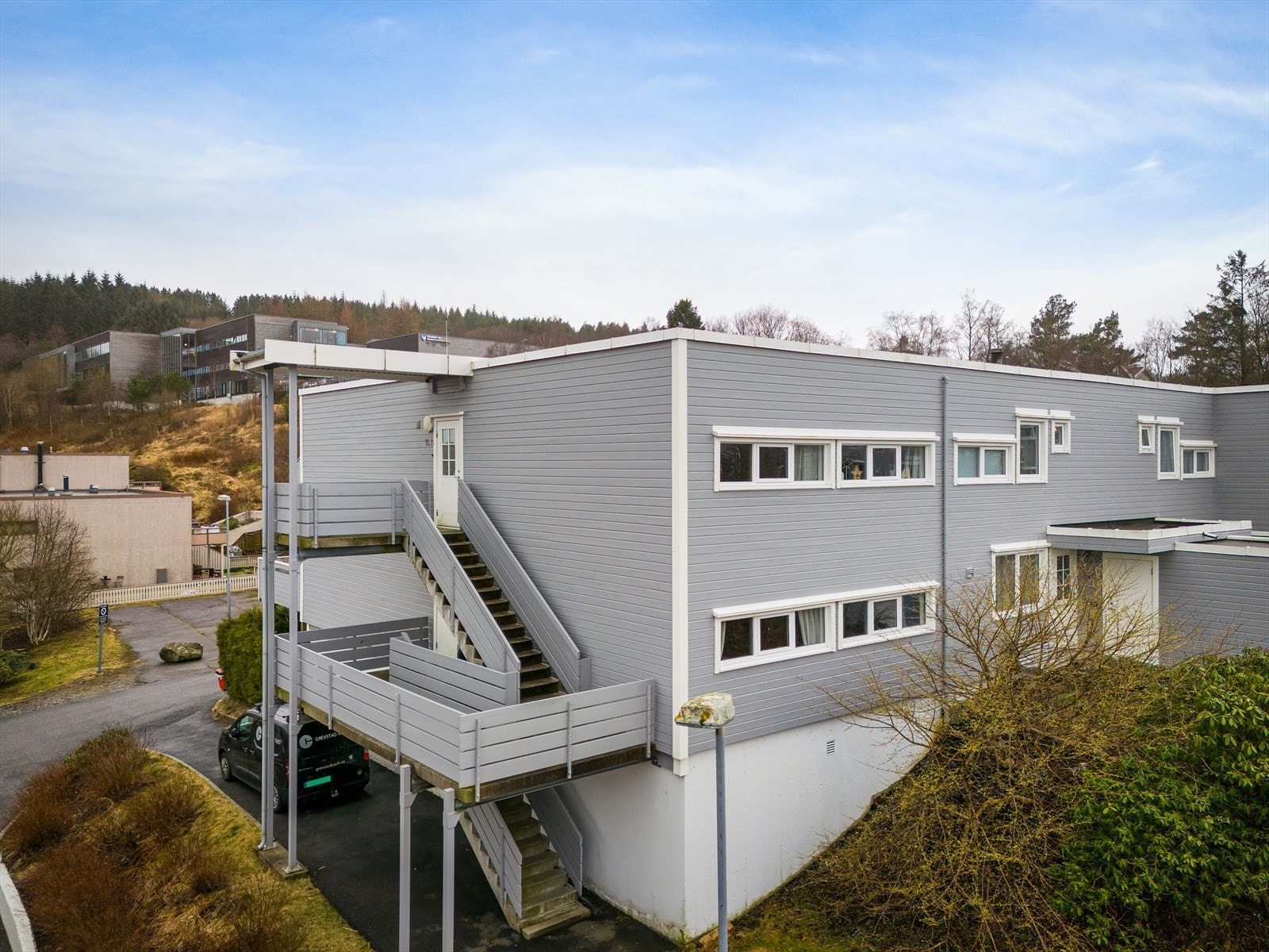 Endeleilighet med høy 1. etasje og egen inngang Galleribilde