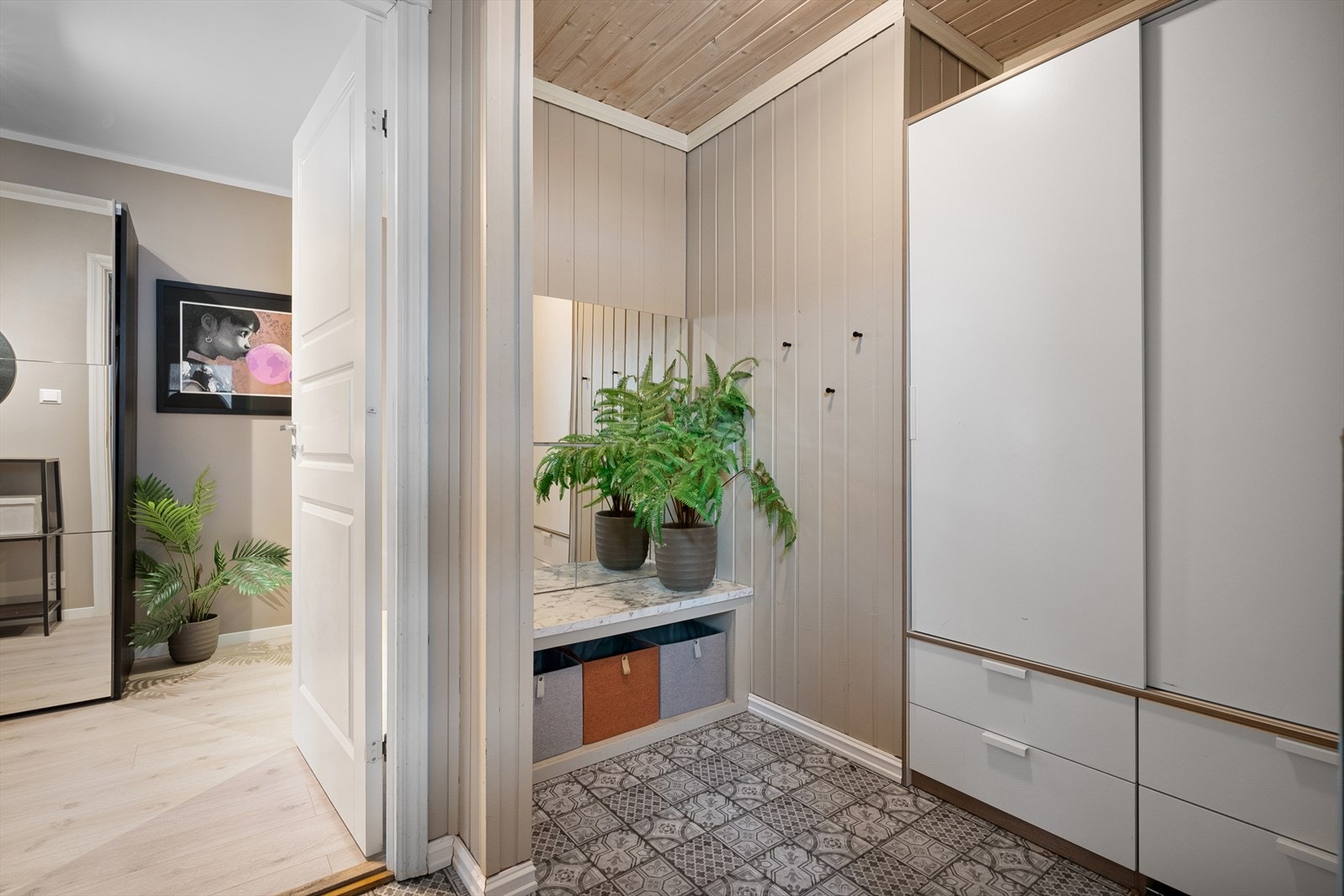 Her er det rikelig med plass. Det er også egen bod på 2 m² tilknyttet entreen. Galleribilde