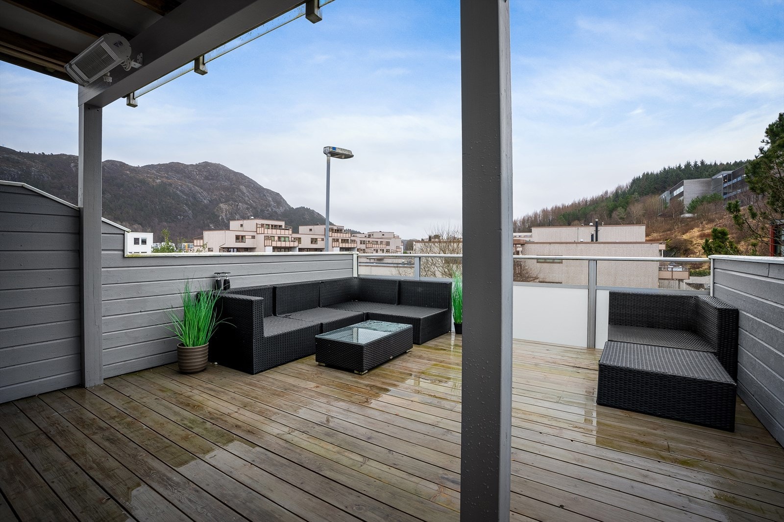 Fra stuen er det utgang til en stor sørvendt terrasse på 23 m² Galleribilde