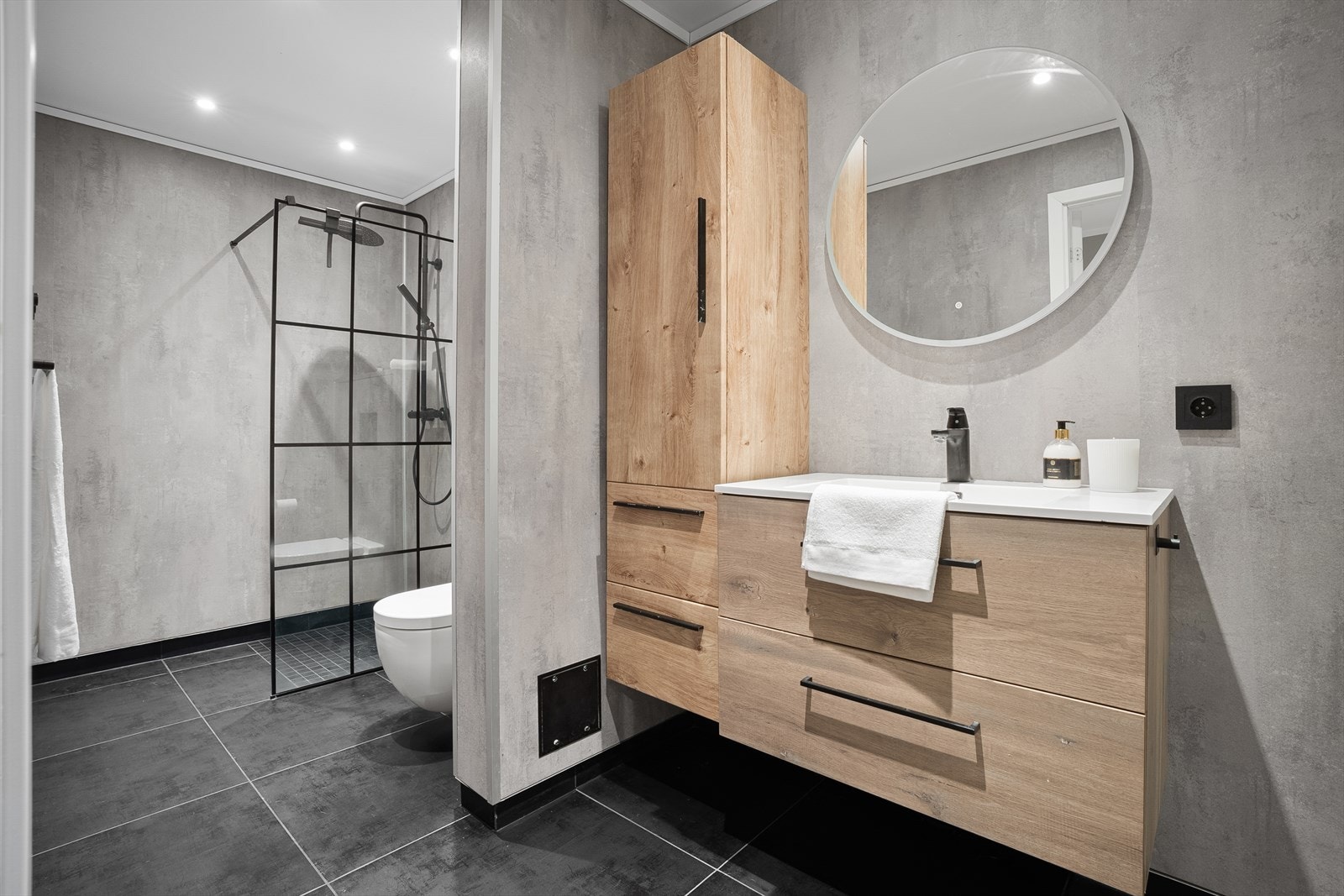 Badet er pusset opp i 2019 og har fliser på gulv og baderomsplater på vegger. Galleribilde