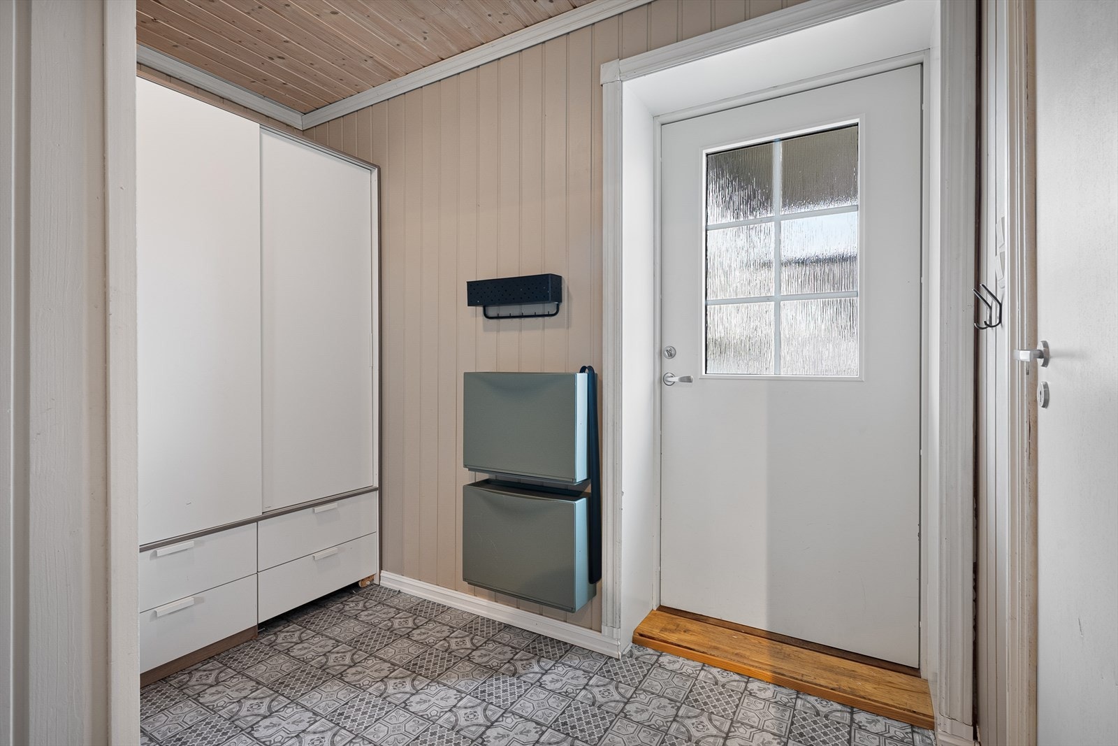 Velkommen inn! Koselig inngangsparti med skyvedørsgarderobe. Galleribilde