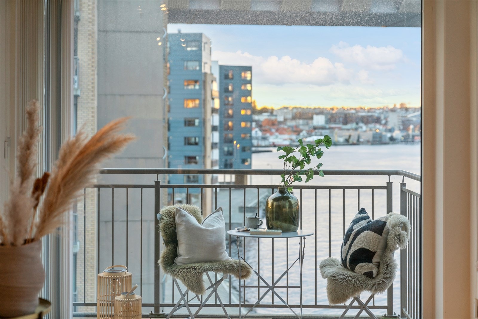 Balkongen er vestvendt og byr på ettermiddag- og kveldssol Galleribilde