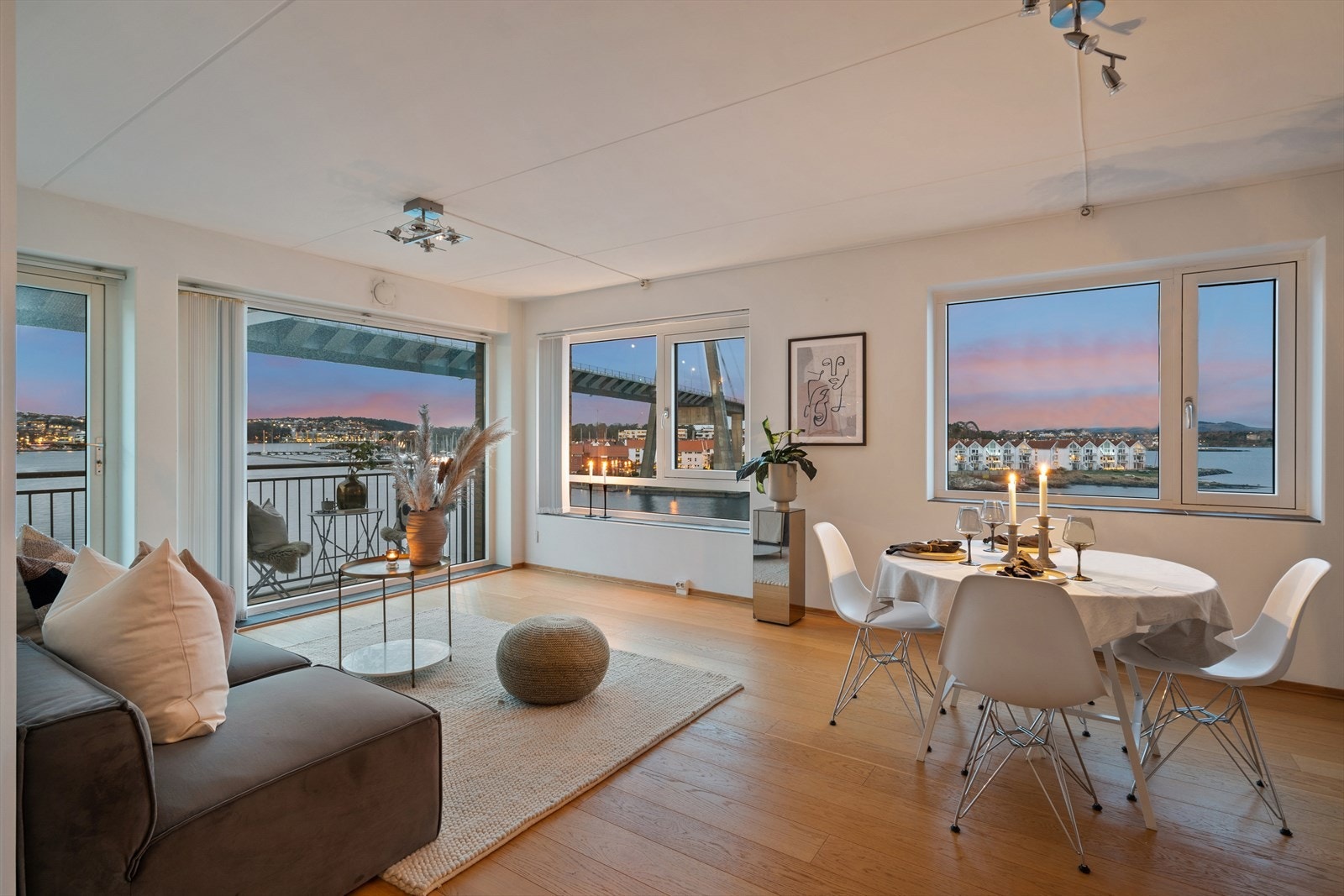 Leiligheten byr på en helt vanvittig sjøutsikt! Galleribilde