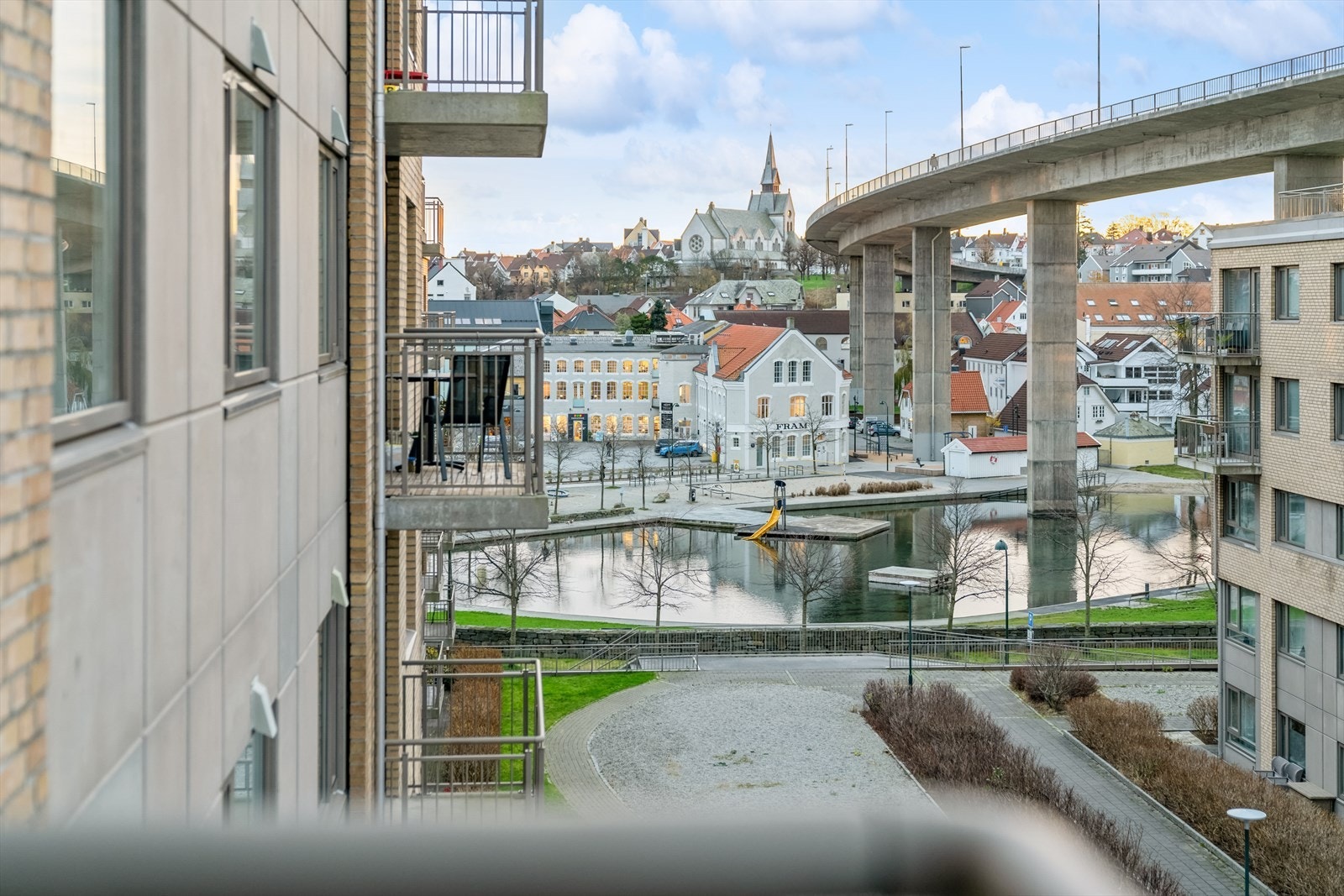 Man har også utsikt til Badedammen fra balkongen Galleribilde