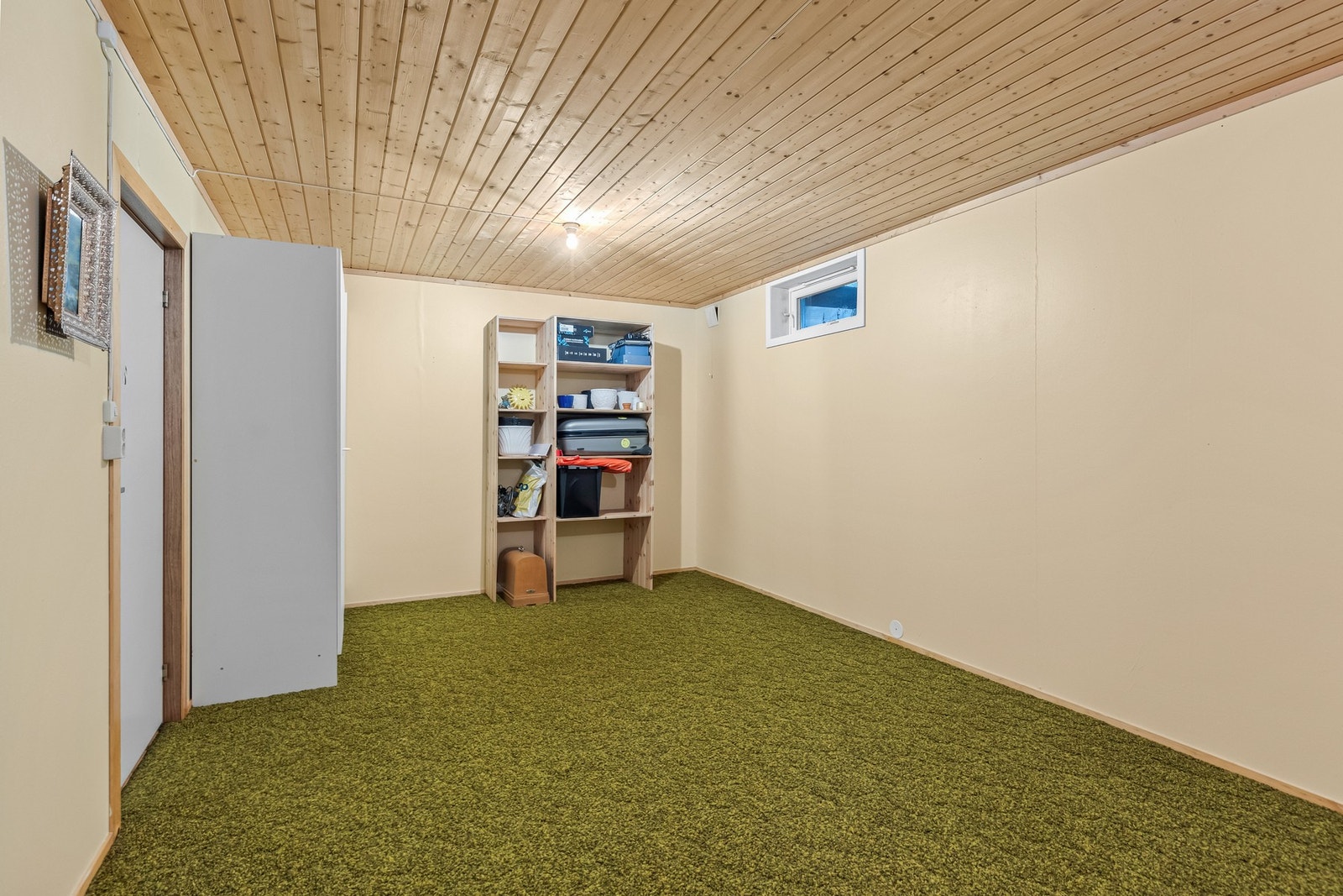 Disponibelt rom i kjeller. Kjeller består av 2 boder og gang. Galleribilde