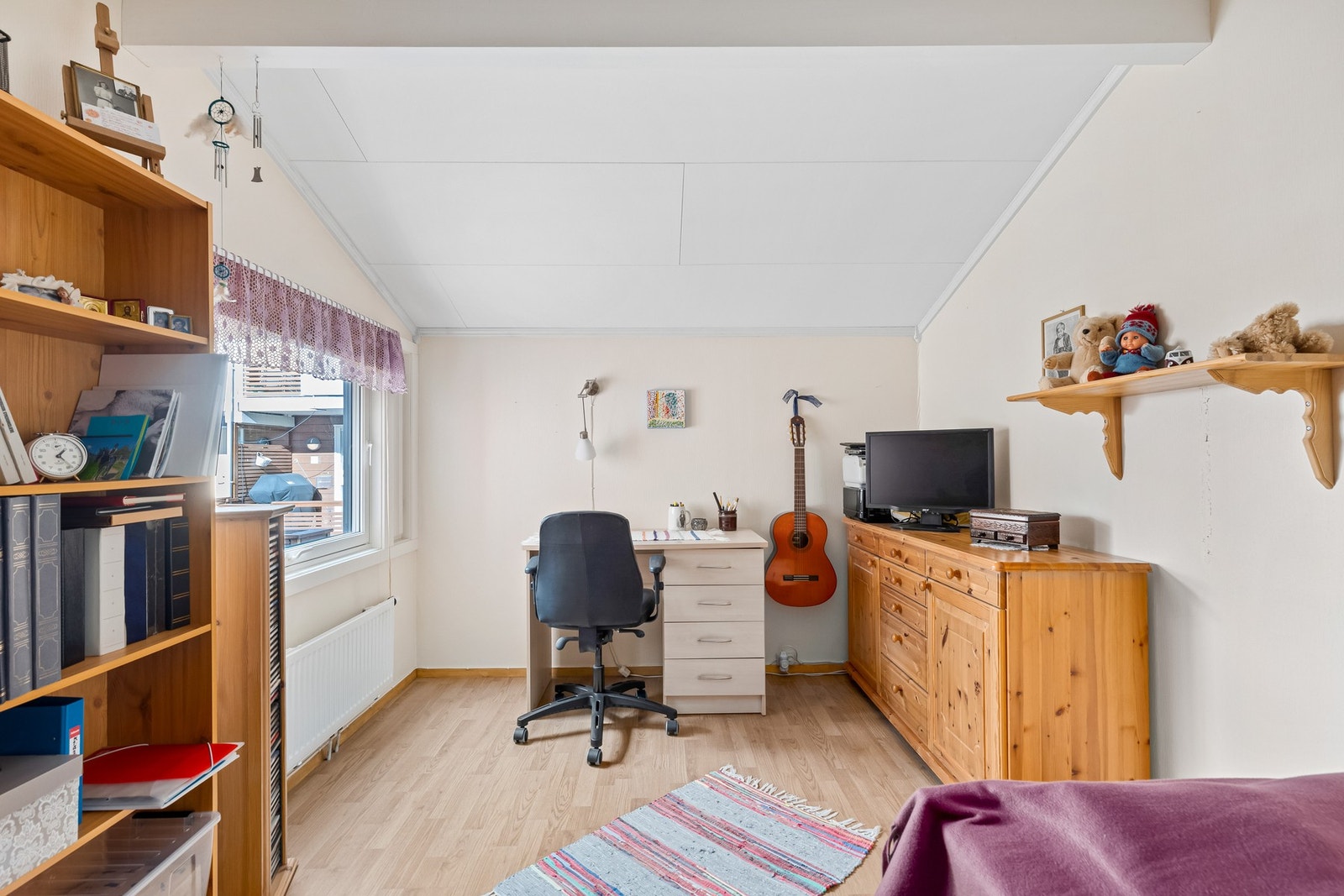 Boligens andre soverom kan brukes som gjesterom eller hjemmekontor. Galleribilde