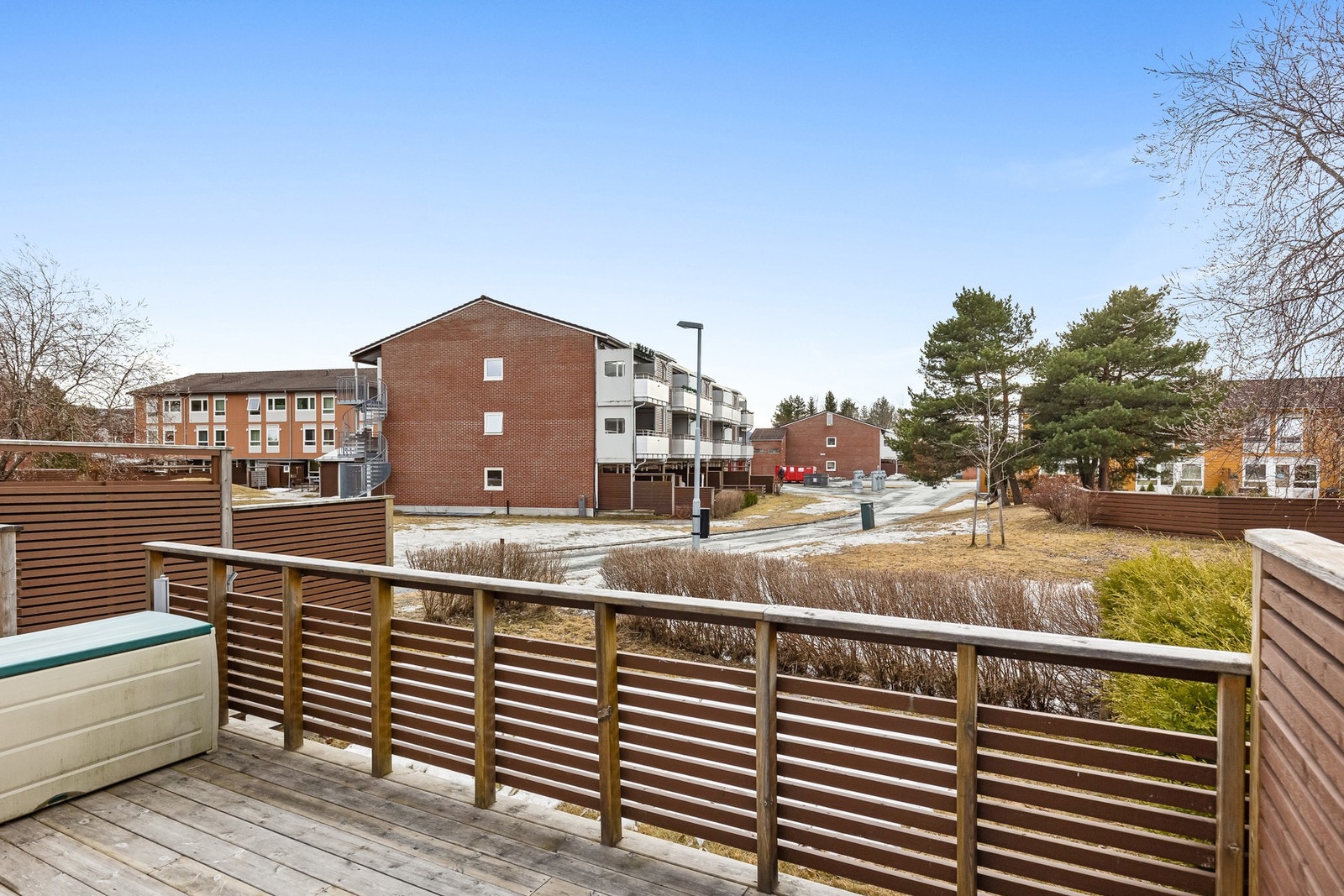 Terrasse og hage. Rekkehuset har en flott beliggenhet i Lyngmyra borettslag, med gangavstand til skole, barnehage og dagligvarebutikk. Galleribilde