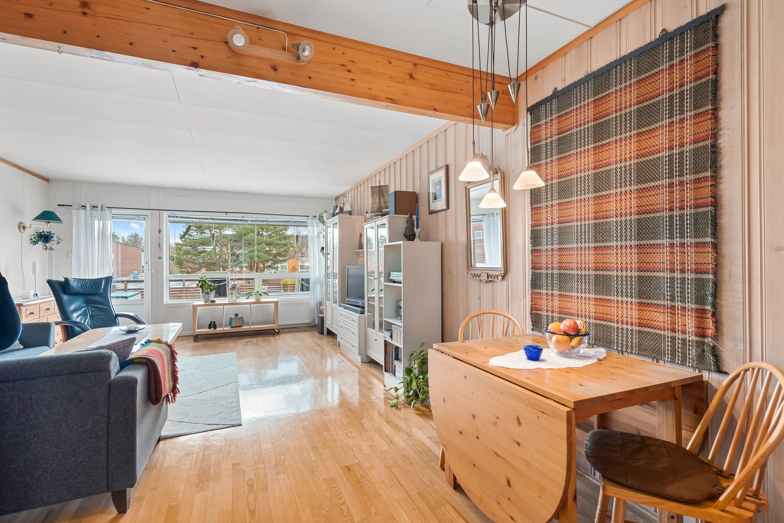 Stue med utgang til terrasse og hage. Galleribilde