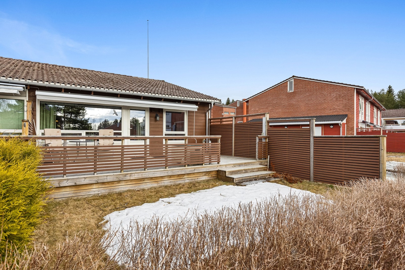 Stor terrasse på baksiden med hage og gode solforhold. Galleribilde