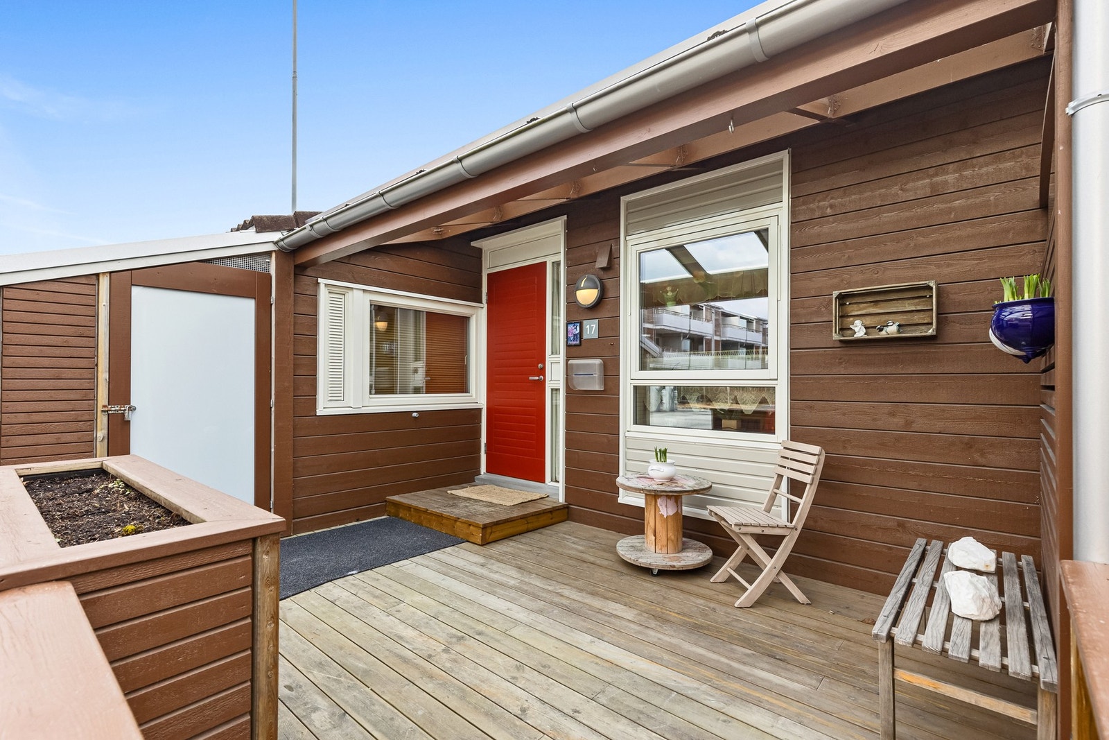 Romslig og innbydende terrasse på fremsiden av rekkehuset. Utvendig bod ved inngangsparti med gode lagringsmuligheter. Galleribilde