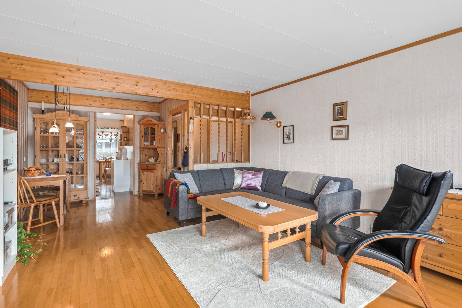 Stue med gode møbleringsmuligheter. Galleribilde