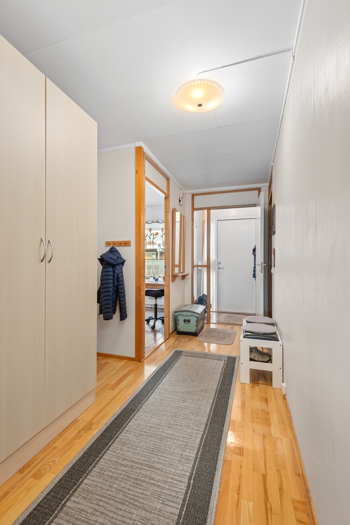 Flott entré med mulighet for lagring i garderobeskap. Galleribilde