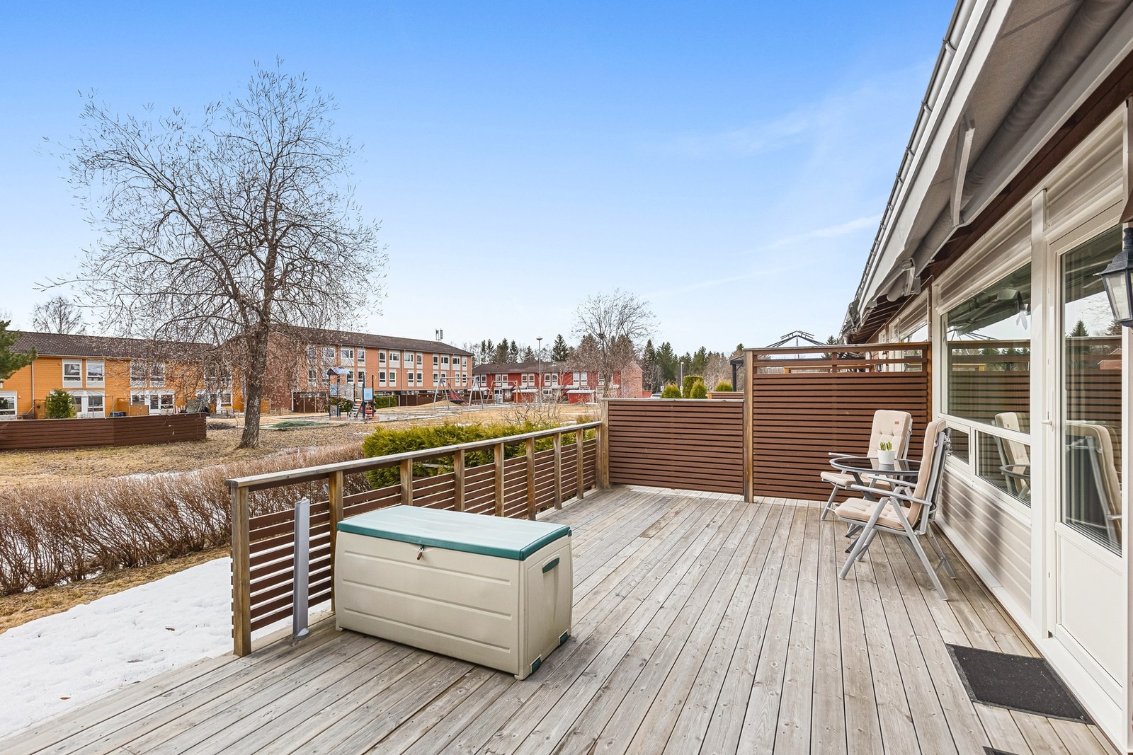 Flotte uteområder på baksiden av rekkehuset. Stor terrasse med god plass til utemøblement. Galleribilde