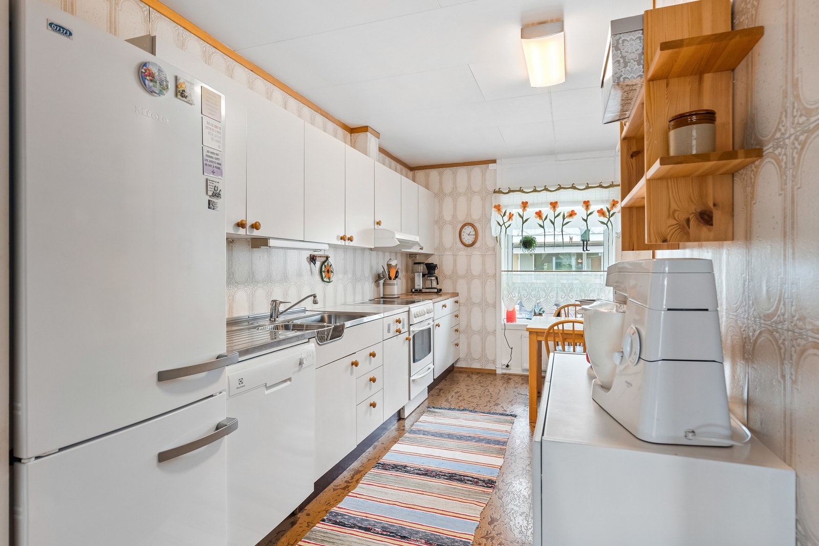 Kjøkken med opplegg for oppvaskmaskin. Galleribilde