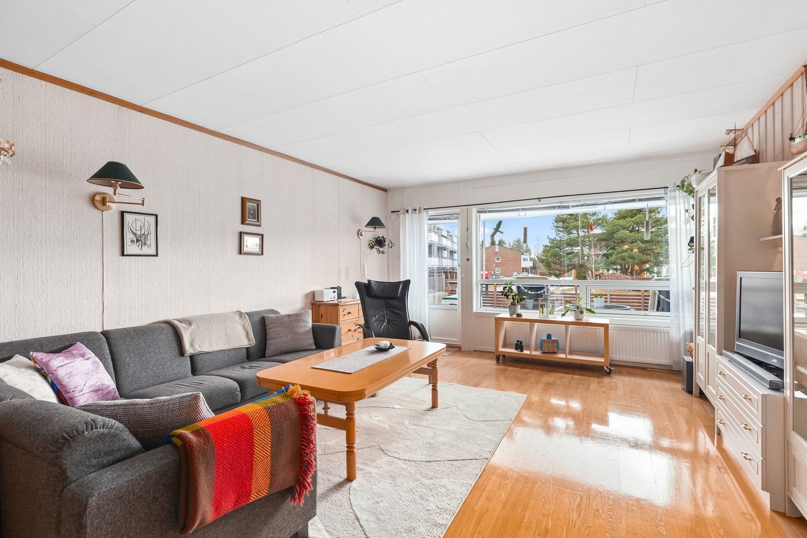 "ALT" inkludert i de månedlige felleskostnadene. Varmtvann, oppvarming via fjernvarme, parkering i kjeller, kabel-tv/internett og kommunale avgifter m.m. Galleribilde